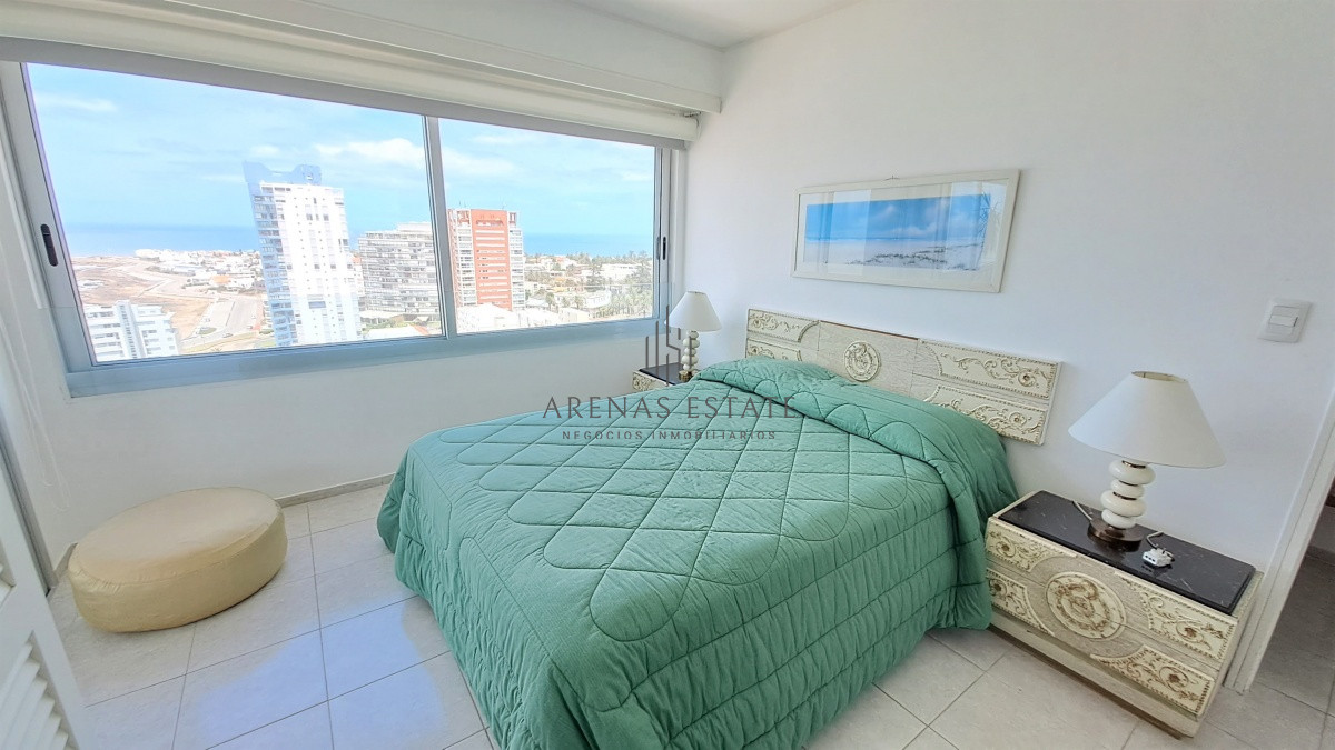 Apartamento ID.2337 - Apartamento en venta de dos dormitorio mas servicio en Punta del Este Ref. 4185