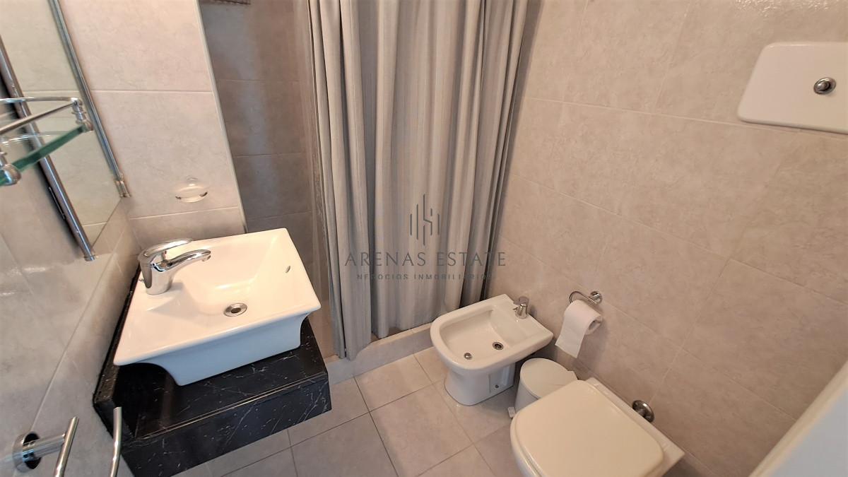 Apartamento ID.2337 - Apartamento en venta de dos dormitorio mas servicio en Punta del Este Ref. 4185
