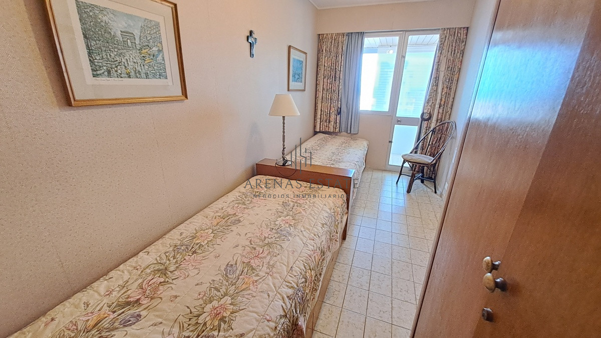Apartamento ID.2337 - Apartamento en venta de dos dormitorio mas servicio en Punta del Este Ref. 4185