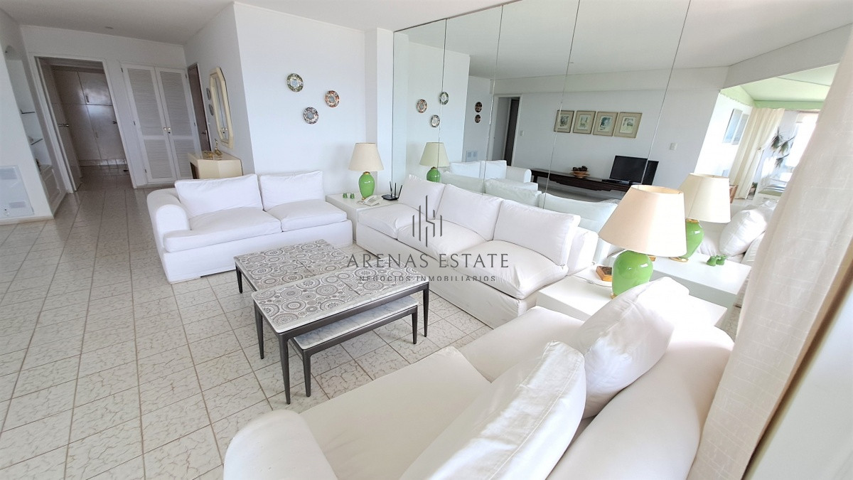 Apartamento ID.2337 - Apartamento en venta de dos dormitorio mas servicio en Punta del Este Ref. 4185