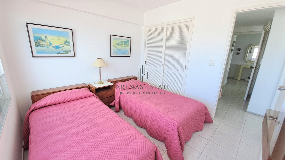Apartamento ID.2337 - Apartamento en venta de dos dormitorio mas servicio en Punta del Este Ref. 4185