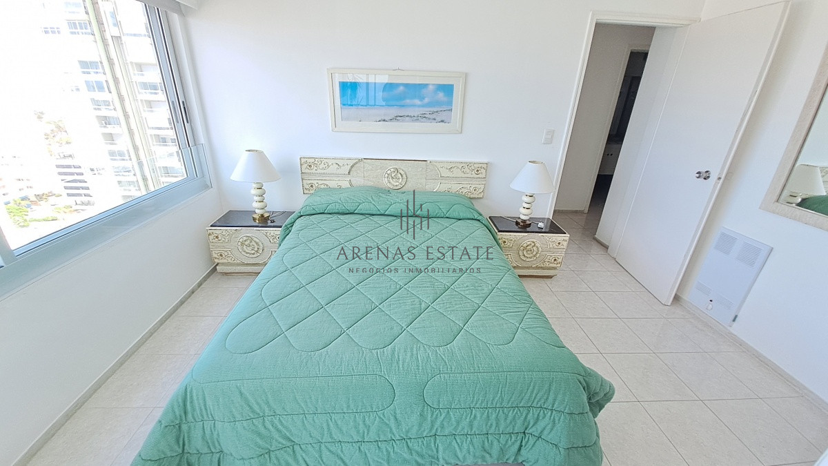 Apartamento ID.2337 - Apartamento en venta de dos dormitorio mas servicio en Punta del Este Ref. 4185