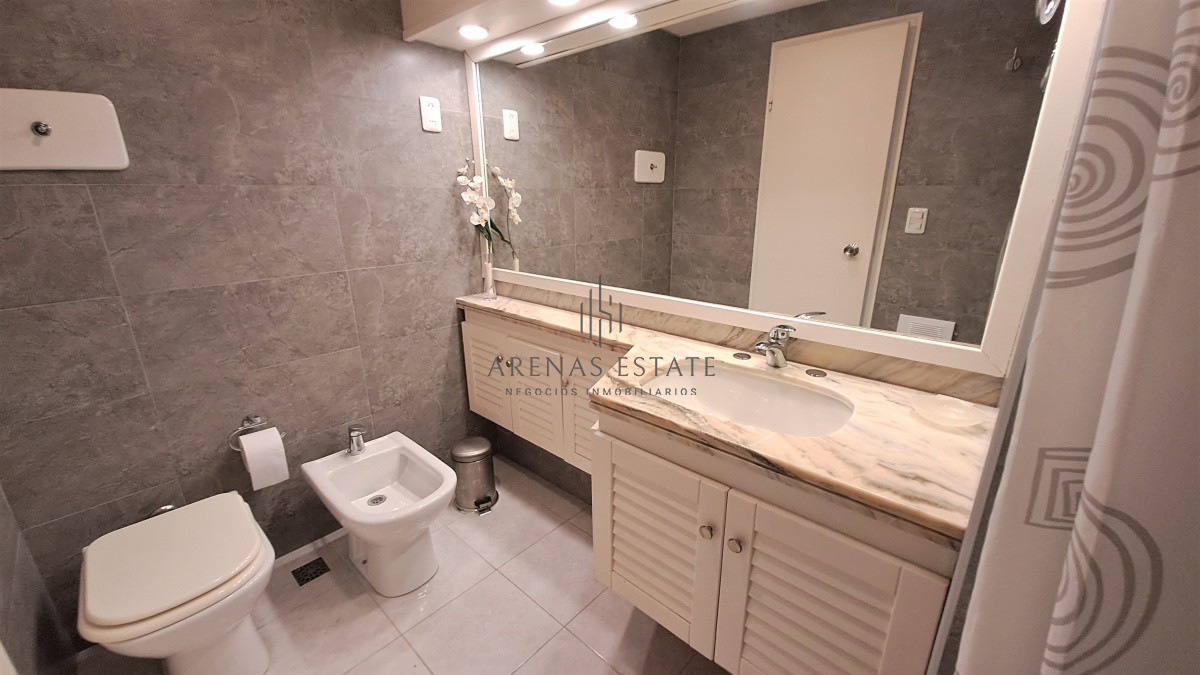 Apartamento ID.2337 - Apartamento en venta de dos dormitorio mas servicio en Punta del Este Ref. 4185