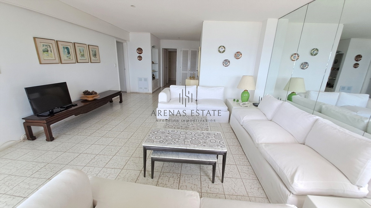 Apartamento ID.2337 - Apartamento en venta de dos dormitorio mas servicio en Punta del Este Ref. 4185