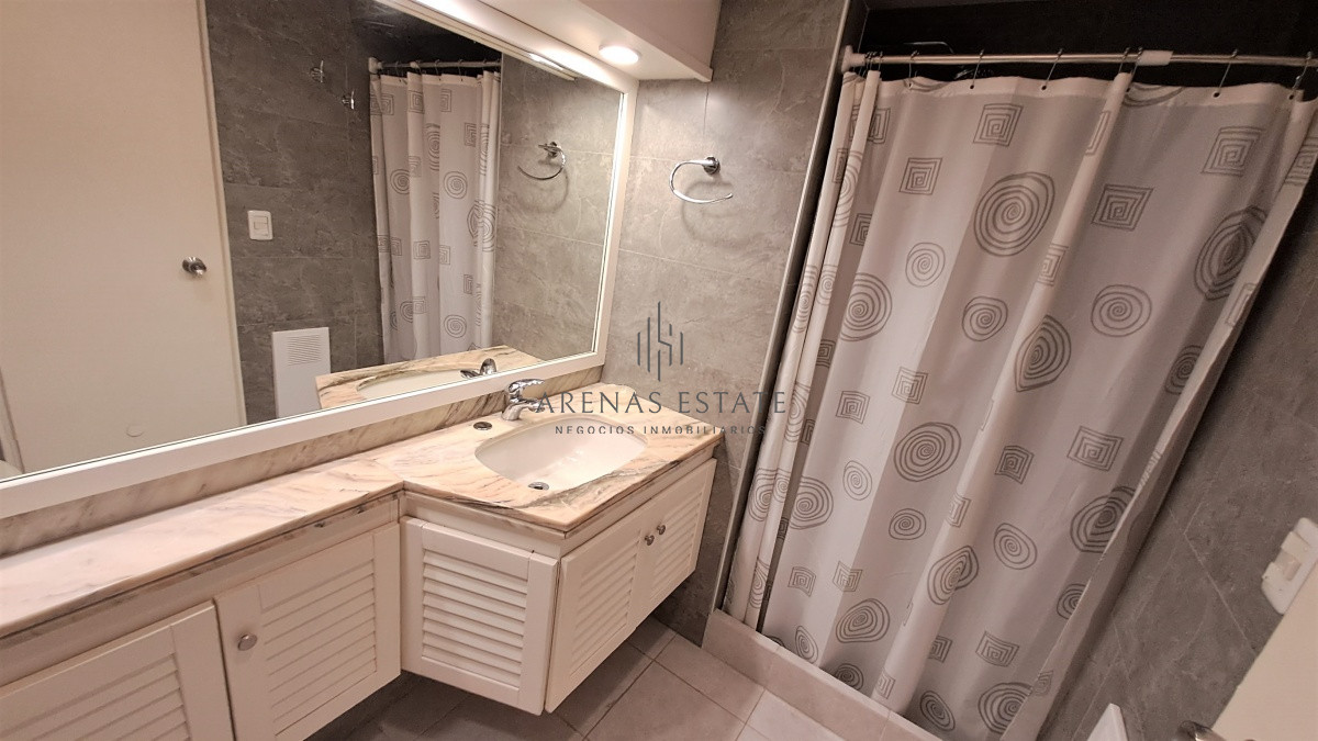 Apartamento ID.2337 - Apartamento en venta de dos dormitorio mas servicio en Punta del Este Ref. 4185
