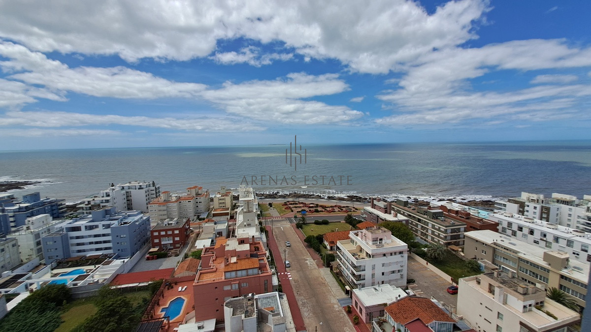 Apartamento ID.2337 - Apartamento en venta de dos dormitorio mas servicio en Punta del Este Ref. 4185
