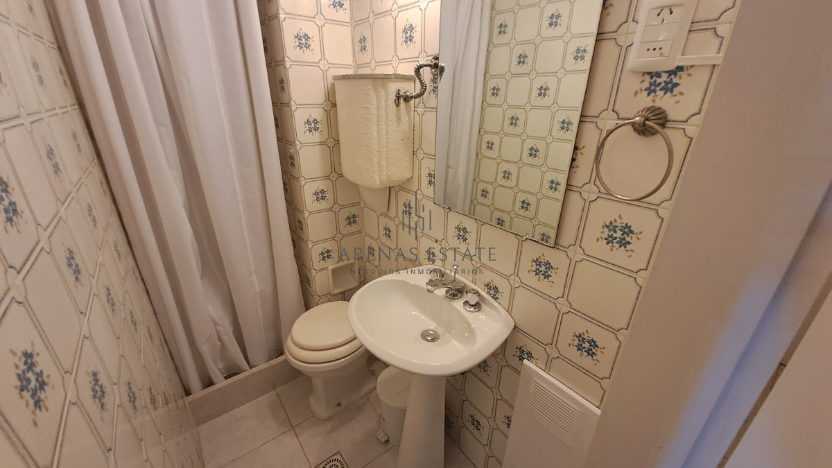Apartamento ID.2337 - Apartamento en venta de dos dormitorio mas servicio en Punta del Este Ref. 4185