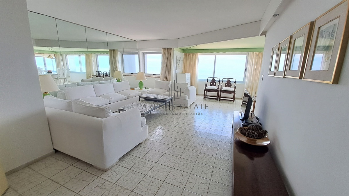 Apartamento ID.2337 - Apartamento en venta de dos dormitorio mas servicio en Punta del Este Ref. 4185