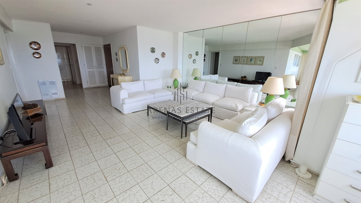 Apartamento ID.2337 - Apartamento en venta de dos dormitorio mas servicio en Punta del Este Ref. 4185