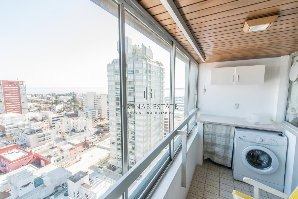 Apartamento ID.2337 - Apartamento en venta de dos dormitorio mas servicio en Punta del Este Ref. 4185