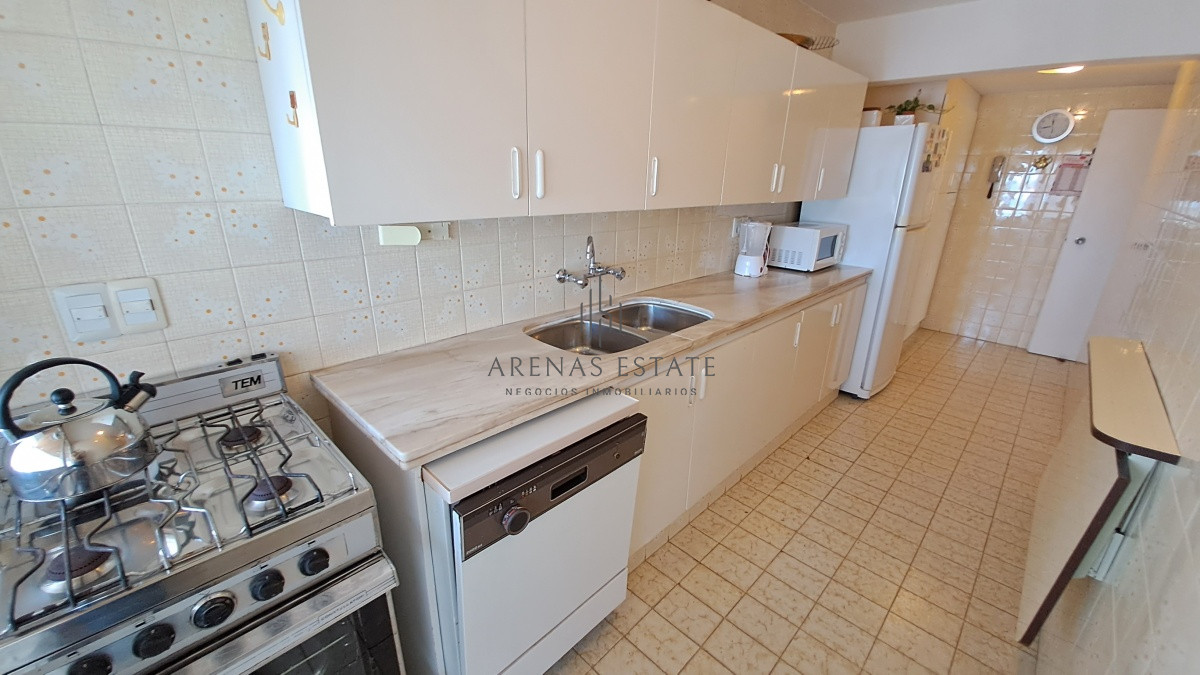 Apartamento ID.2337 - Apartamento en venta de dos dormitorio mas servicio en Punta del Este Ref. 4185