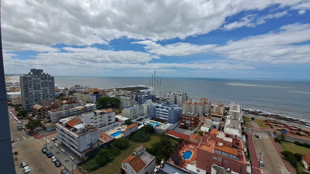 Apartamento ID.2337 - Apartamento en venta de dos dormitorio mas servicio en Punta del Este Ref. 4185
