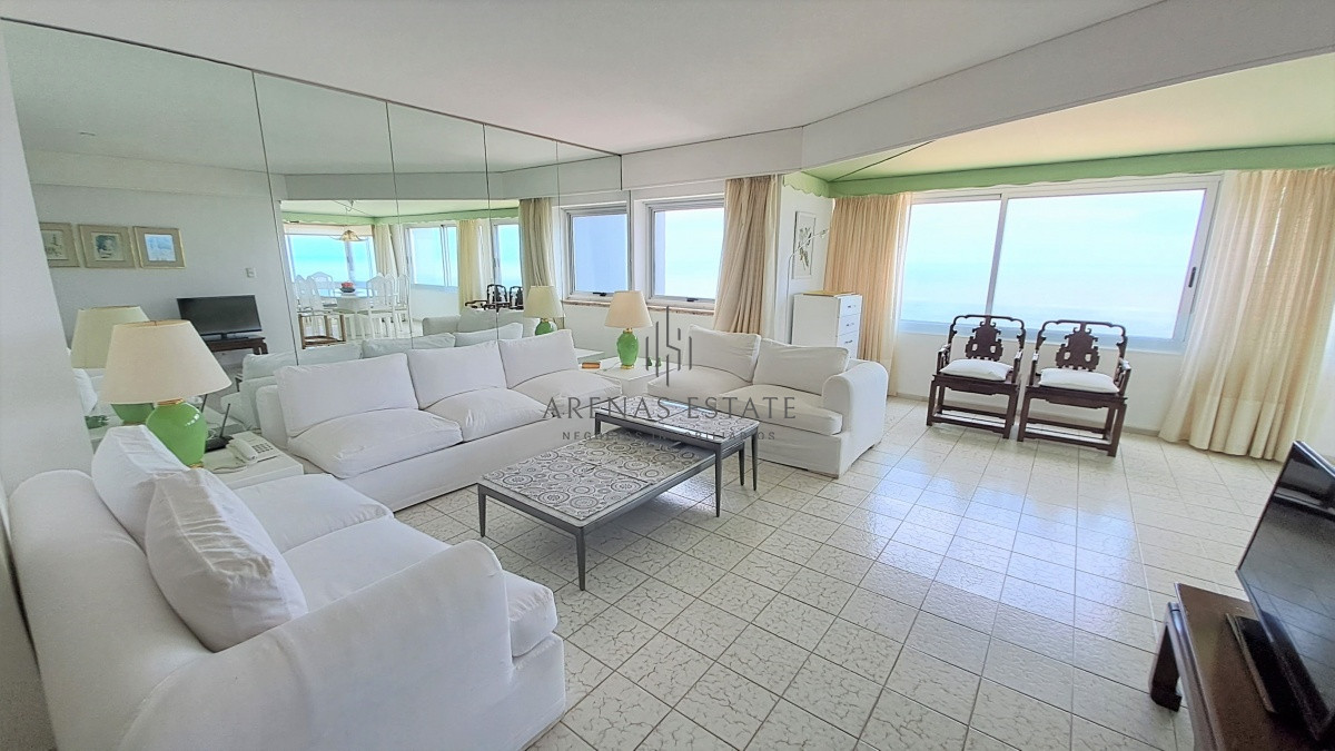 Apartamento ID.2337 - Apartamento en venta de dos dormitorio mas servicio en Punta del Este Ref. 4185