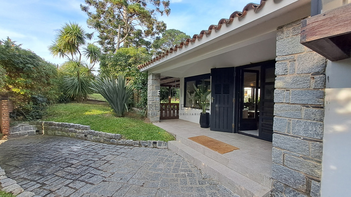 Casa ID.3859 - Casa En Alquiler de Temporada - Zona Mansa Ref. 6016