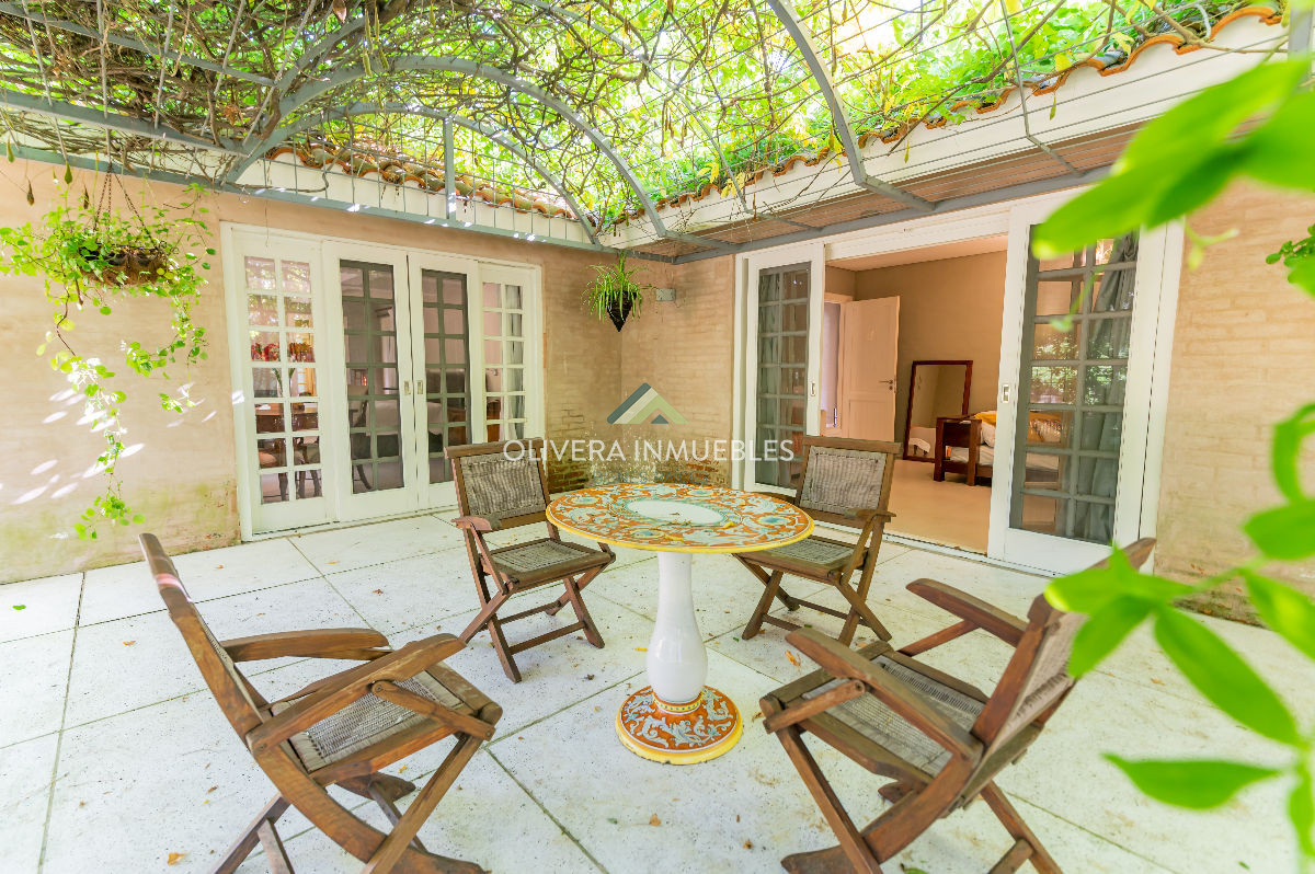 Casa ID.12454 - Mansión de estilo clásico en venta en el corazón de Beverly Hills