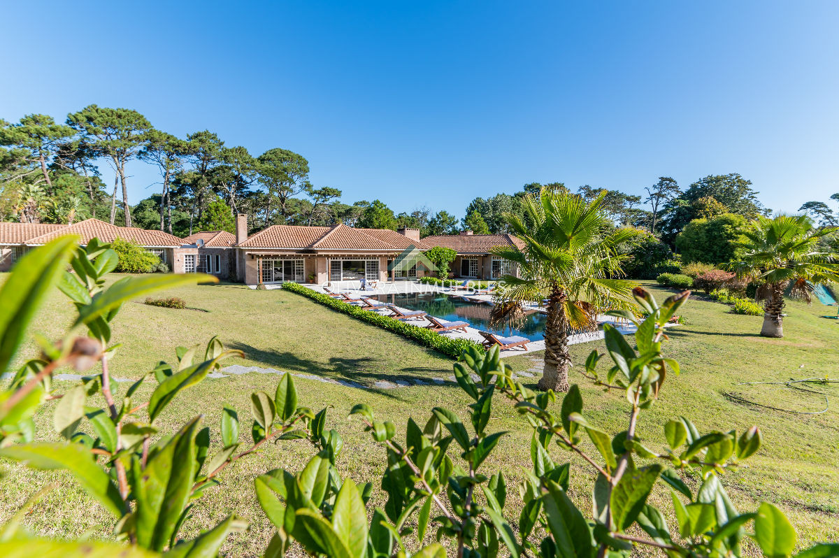 Casa ID.12454 - Mansión de estilo clásico en venta en el corazón de Beverly Hills