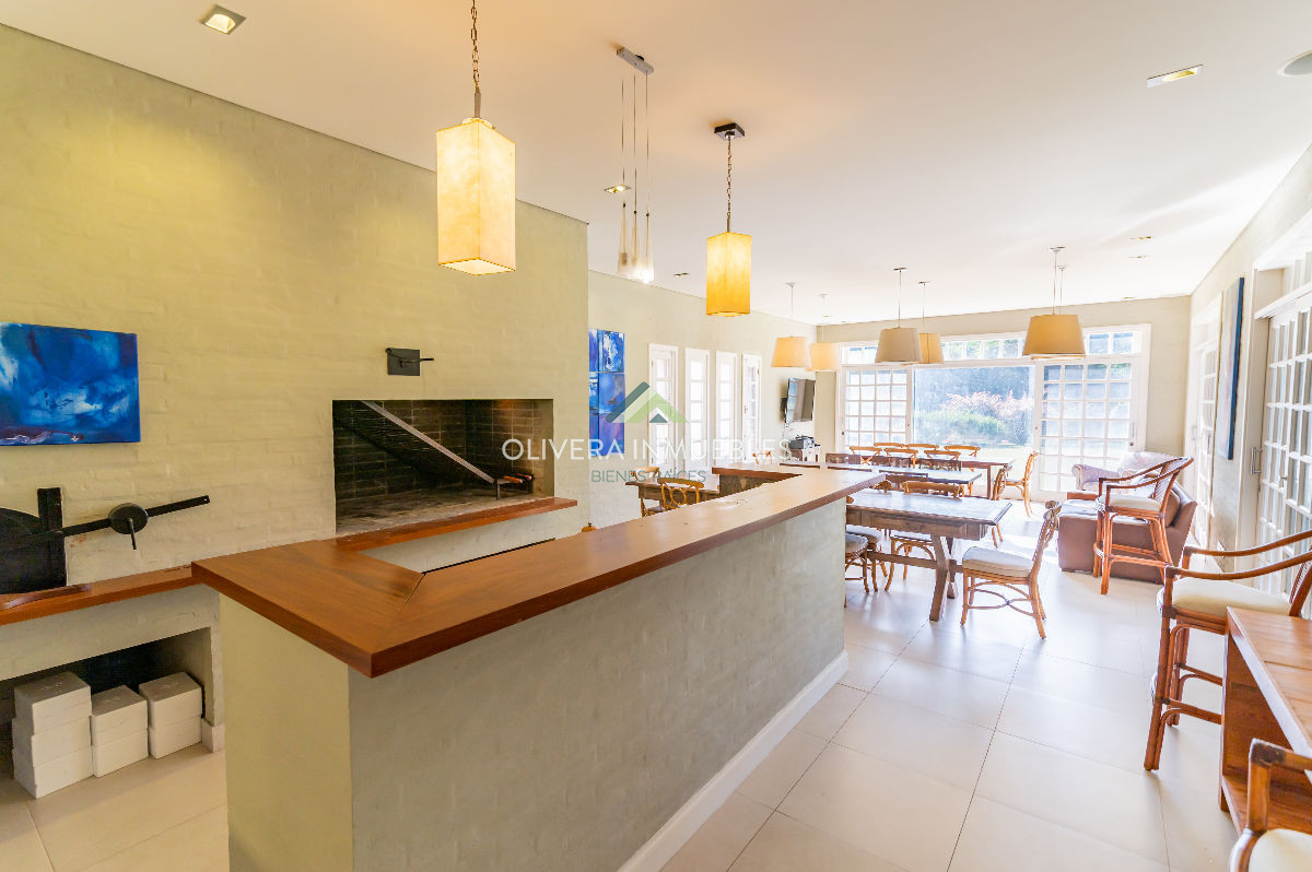 Casa ID.12454 - Mansión de estilo clásico en venta en el corazón de Beverly Hills