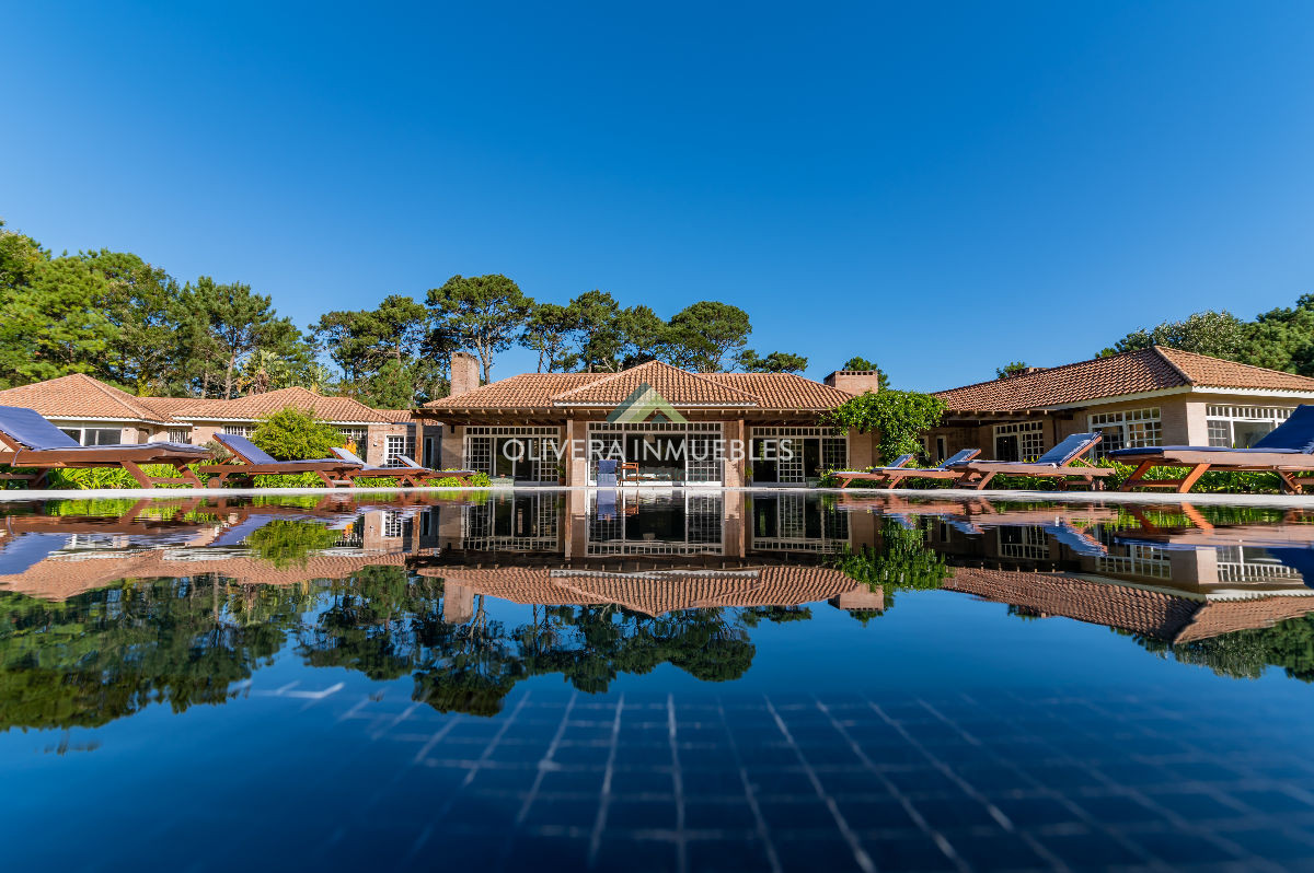 Casa ID.12454 - Mansión de estilo clásico en venta en el corazón de Beverly Hills
