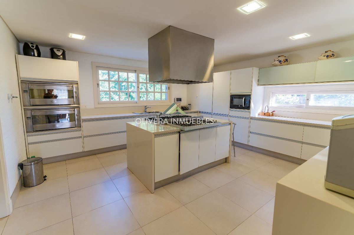 Casa ID.12454 - Mansión de estilo clásico en venta en el corazón de Beverly Hills