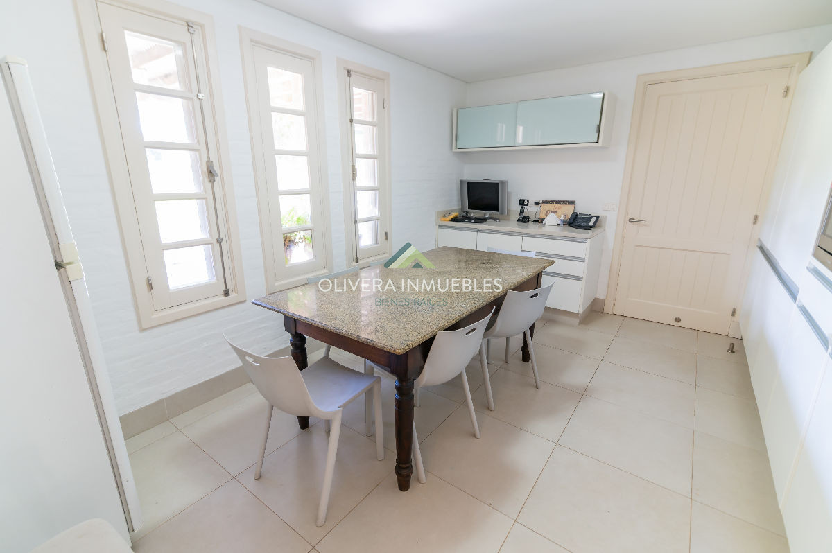 Casa ID.12454 - Mansión de estilo clásico en venta en el corazón de Beverly Hills