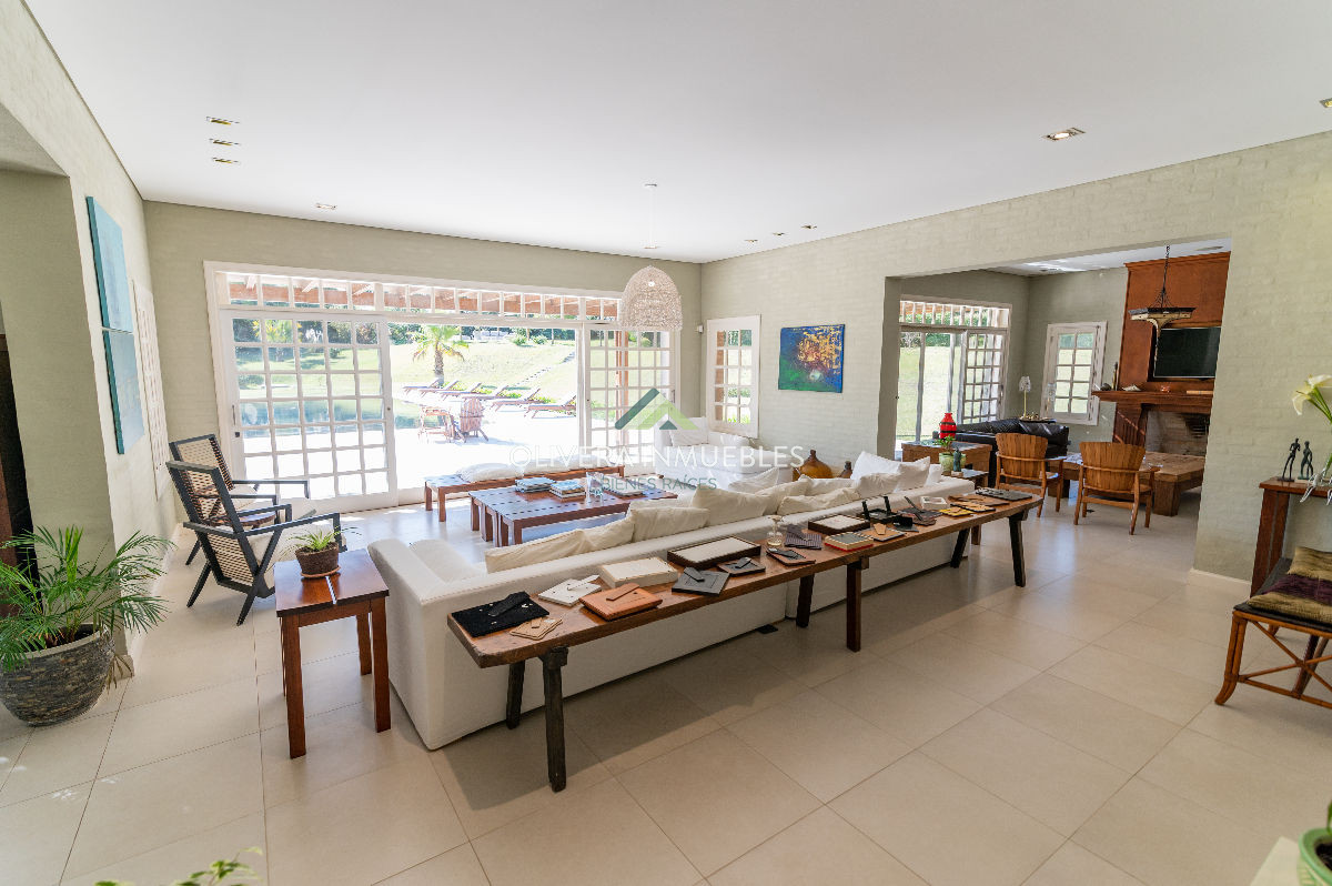 Casa ID.12454 - Mansión de estilo clásico en venta en el corazón de Beverly Hills