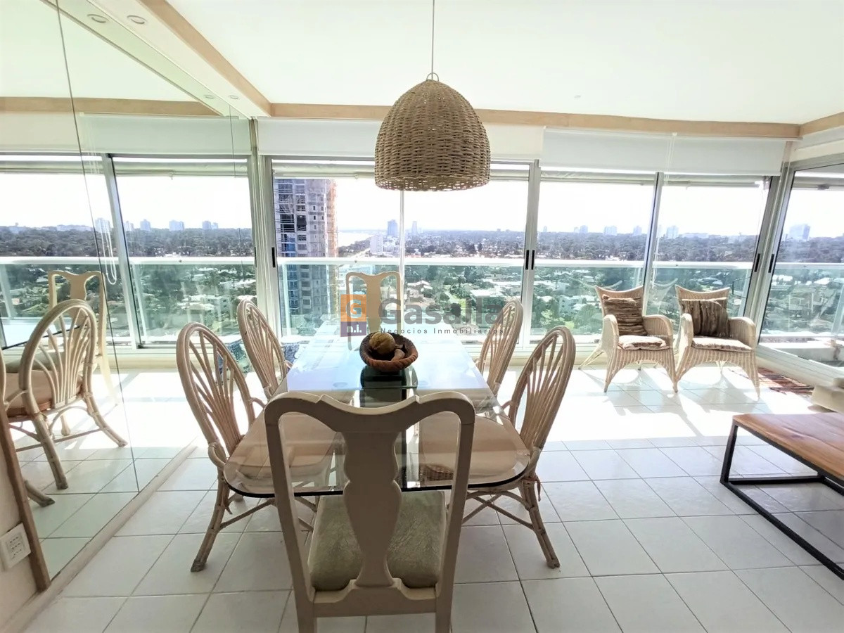 Apartamento en Venta  - Playa Mansa. Ref. 4977