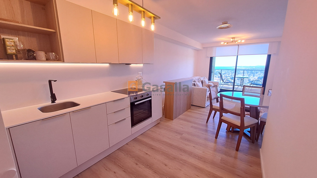 Apartamento En Alquiler de Temporada - Zona Las Delicias Ref. 7205 - GSL6196A