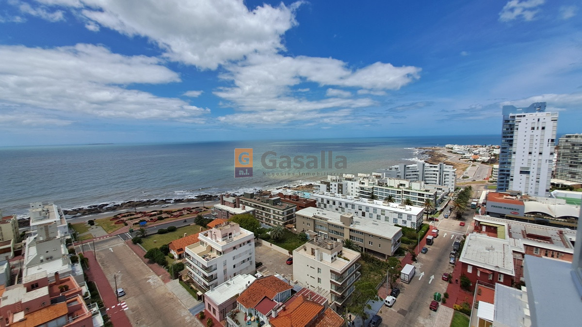 Apartamento en venta de dos dormitorio mas servicio en Punta del Este Ref. 4185 - GSL167A