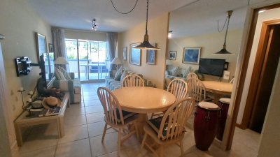 Amplio y cómodo apartamento en venta ubicado en Punta del Este zona Península. Ref. 4553