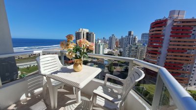 Cómodo apartamento en piso alto con vista al mar - Zona Chiverta Ref. 3948