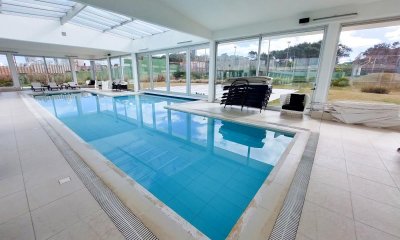 Espectacular apartamento en venta en edificio de primera línea en Playa Brava - Punta del Este. Ref. 5785