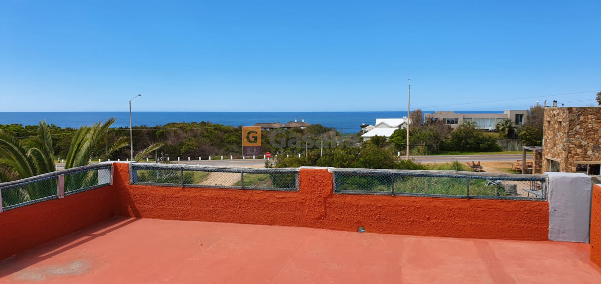  Casa En venta con vista despejada al mar - Zona El Chorro Ref. 5331