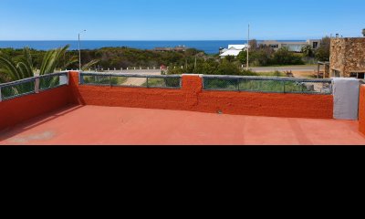 Casa En venta con vista despejada al mar - Zona El Chorro Ref. 5331