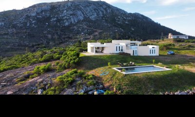 Casa sobre chacra de 5 hectáreas. En total son 180 mts2 construídos.