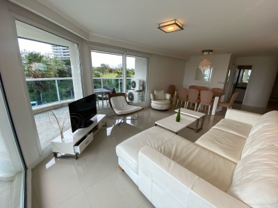 Apartamento en venta y alquiler de apartamento de 3 dormitorios en Punta del Este - MCH7423A