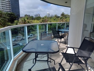 Apartamento en venta y alquiler de apartamento de 3 dormitorios en Punta del Este - MCH7423A