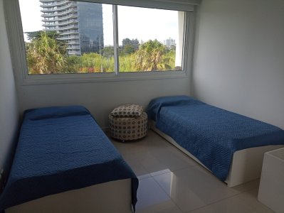 Apartamento en venta y alquiler de apartamento de 3 dormitorios en Punta del Este - MCH7423A