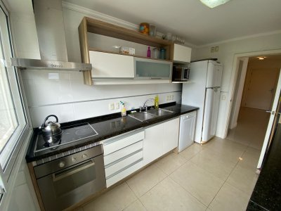 Apartamento en venta y alquiler de apartamento de 3 dormitorios en Punta del Este - MCH7423A