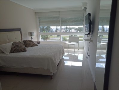 Apartamento en venta y alquiler de apartamento de 3 dormitorios en Punta del Este - MCH7423A