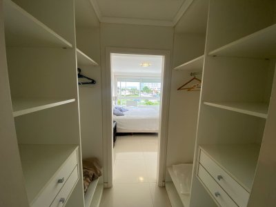 Apartamento en venta y alquiler de apartamento de 3 dormitorios en Punta del Este - MCH7423A