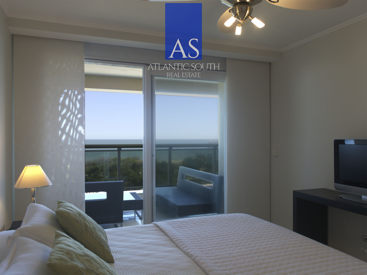 Apartamento ID.2044 - Venta departamento 3 dormitorios frente al mar en torre de categoría Punta del Este