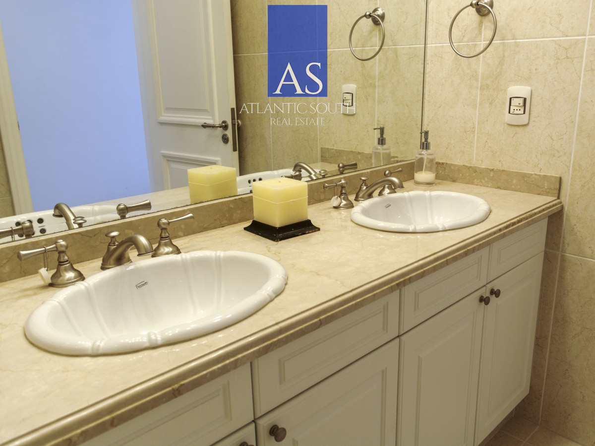 Apartamento ID.2044 - Venta departamento 3 dormitorios frente al mar en torre de categoría Punta del Este