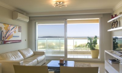 Venta departamento 3 dormitorios frente al mar en torre de categoría Punta del Este