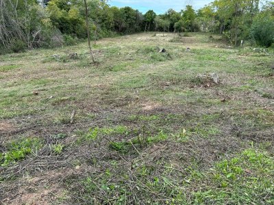 Punta Ballena  terreno de 1700m2  ideal para residencia permanente en zona residencial.