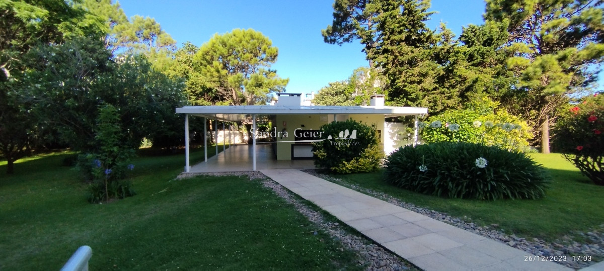 Apartamento ID.2547 - Muy lindo apartamento amplio con buena orientación 2 dormitorios  2 baños terraza garaje en sub suelo.- recepción, servicios varios piscina barbacoas