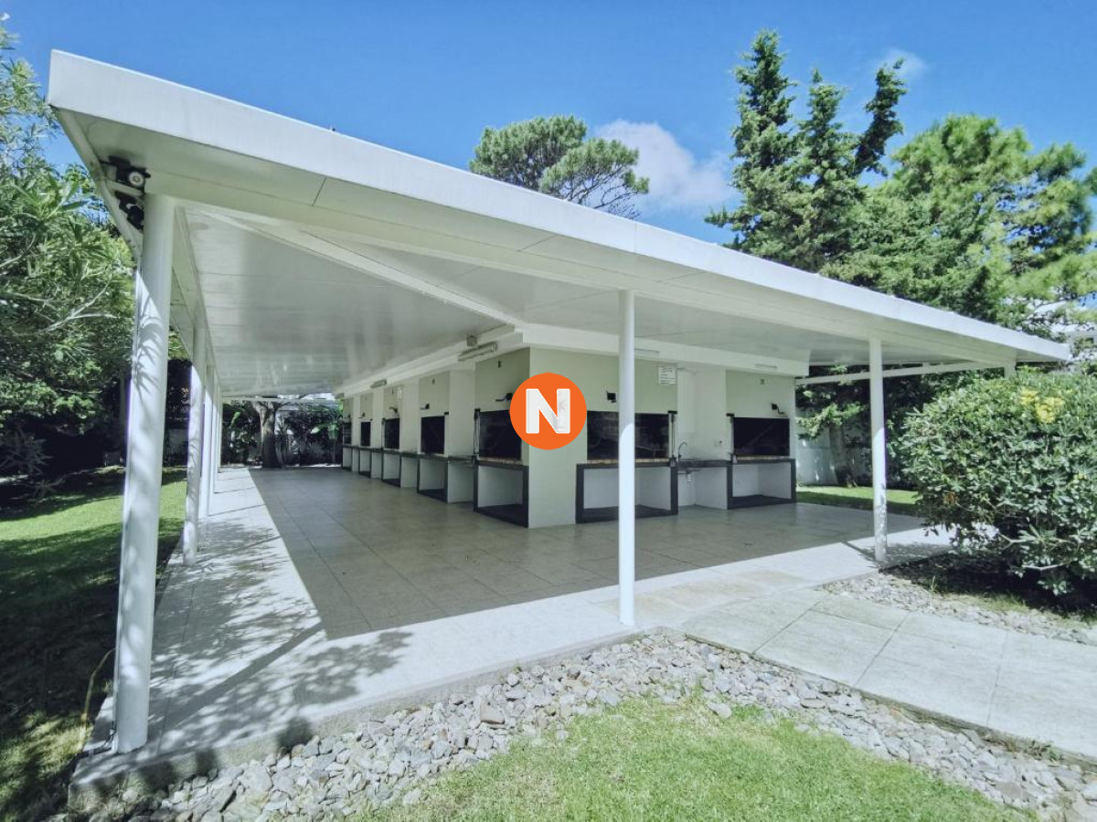 Apartamento Ref.222015 - Muy lindo apartamento amplio con buena orientacion 2 dormitorio con garaje y servicios del complejo.