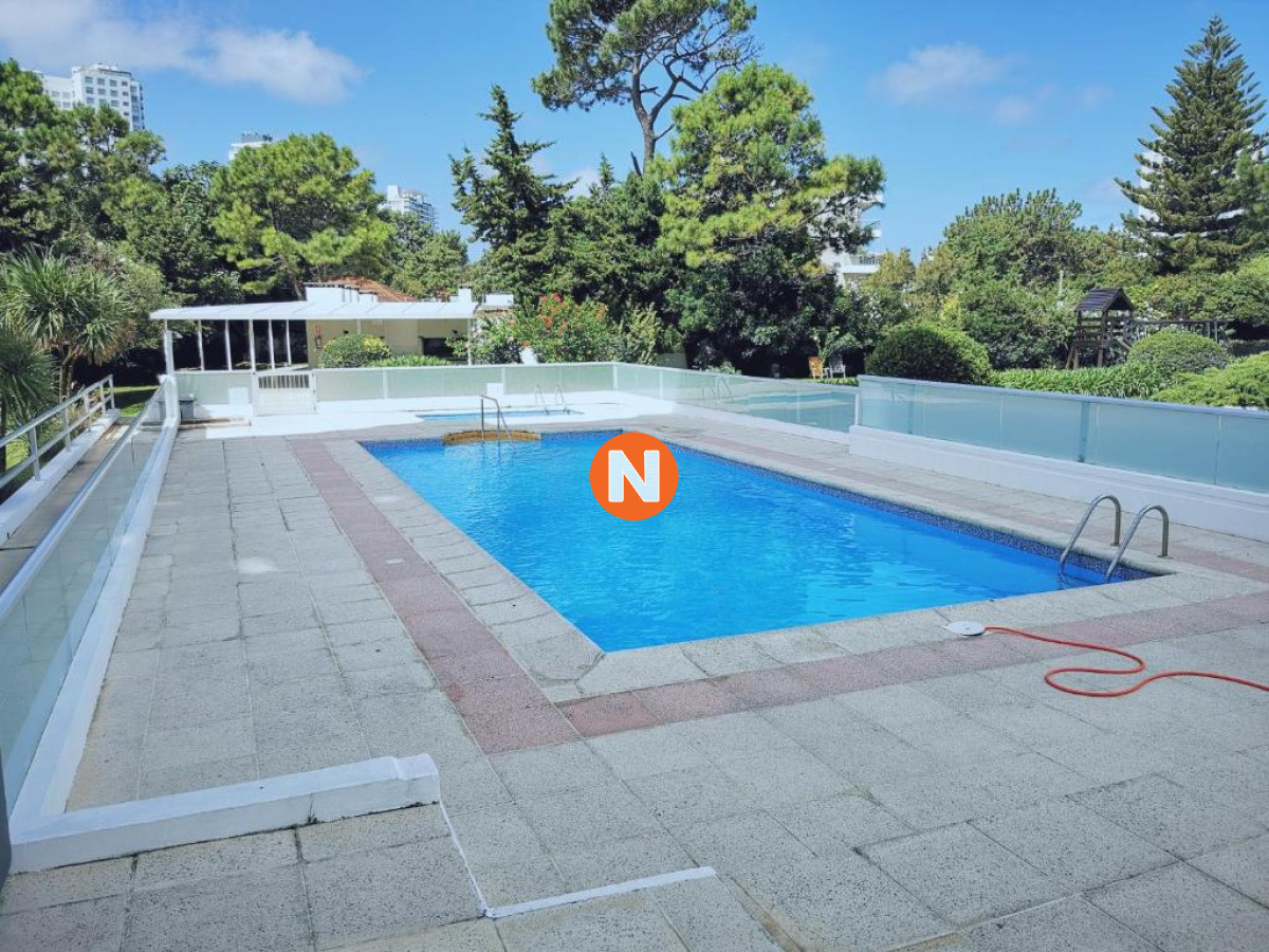 Apartamento Ref.222015 - Muy lindo apartamento amplio con buena orientacion 2 dormitorio con garaje y servicios del complejo.