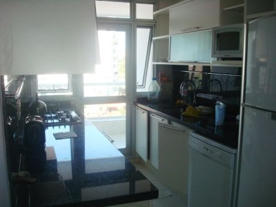 Torre alta gama.- 2 dormitorios en suite uno con vestidor,living comedor terraza con jacuzzi toilette cocina con lavadero. - EMP304A