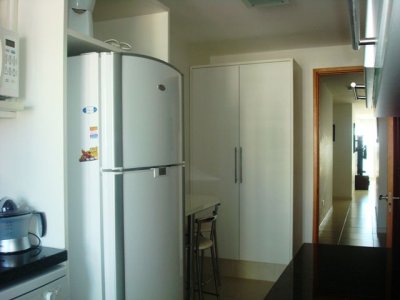 Torre alta gama.- 2 dormitorios en suite uno con vestidor,living comedor terraza con jacuzzi toilette cocina con lavadero. - EMP304A