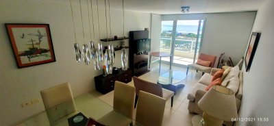 Torre alta gama.- 2 dormitorios en suite uno con vestidor,living comedor terraza con jacuzzi toilette cocina con lavadero. - EMP304A